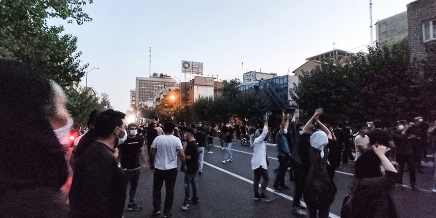 Tahran sokaklarında protestolar gece geç saatlere kadar sürdü