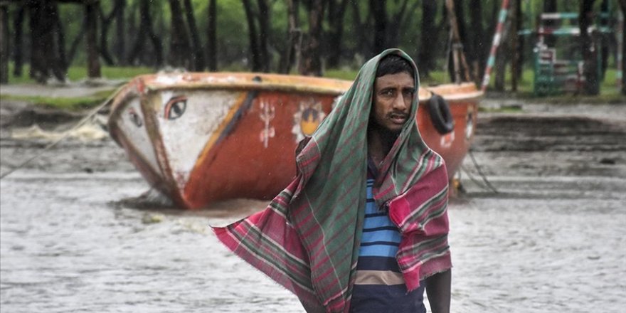 Bangladeş'te yüz binlerce kişi Sitrang Kasırgası nedeniyle tahliye edilecek