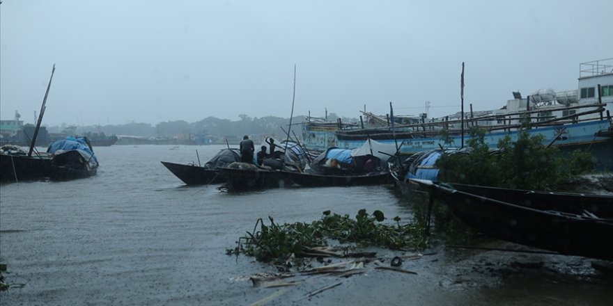 Bangladeş'te etkili olan tropikal fırtınada 13 kişi yaşamını yitirdi