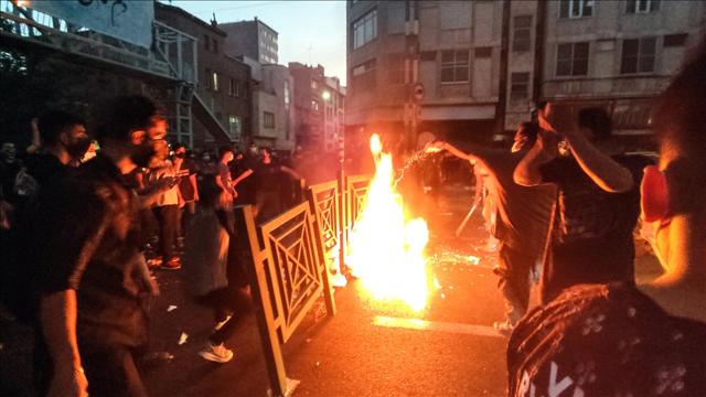 İran'da birçok üniversitede protestolar sürüyor