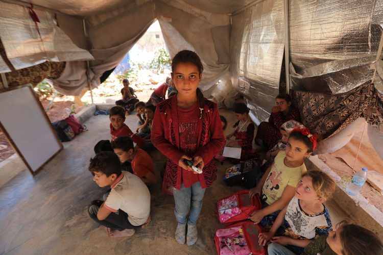 Suriyeli küçük kız, sınıfa çevirdiği çadırında yaşıtlarını eğitiyor