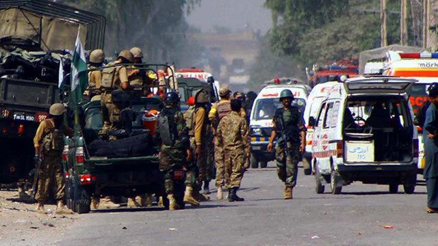 Pakistan'da polis aracına silahlı saldırı: 6 polis öldü