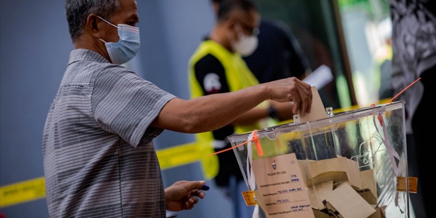 Malezya'daki seçimleri Enver İbrahim liderliğindeki Umut İttifakı önde tamamladı