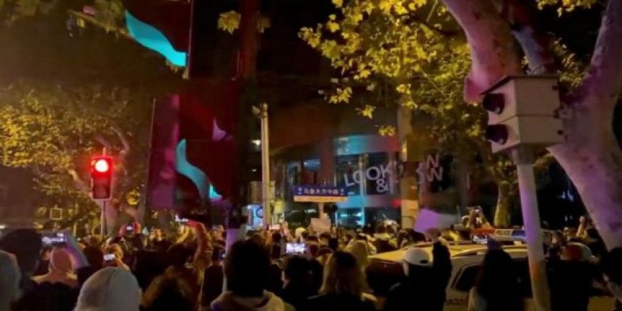 Çin'deki Covid protestoları: BBC muhabiri gözaltına alındı