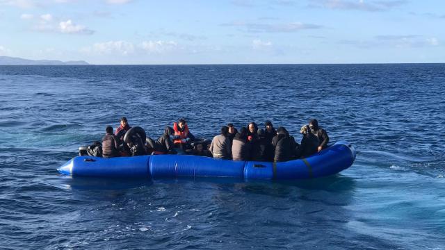 Reşit olmayan göçmenler İngiltere'de yetişkin olarak gözaltına alındı