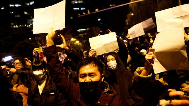 Çin'deki protestocular neden boş kağıt tutuyor?