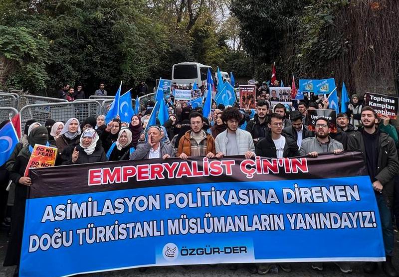 Çin Konsolosluğu önündeki Doğu Türkistanlıların protestosuna Özgür-Der üyeleri destek verdi