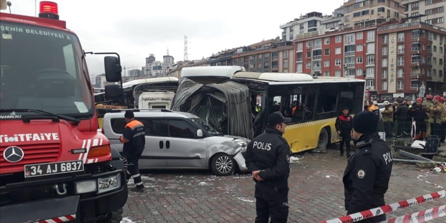 Tramvay ile çarpışan İETT otobüsü ikiye bölündü
