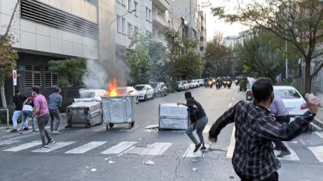 İran devlet medyası, ahlak polisinin kaldırıldığı iddialarını reddetti