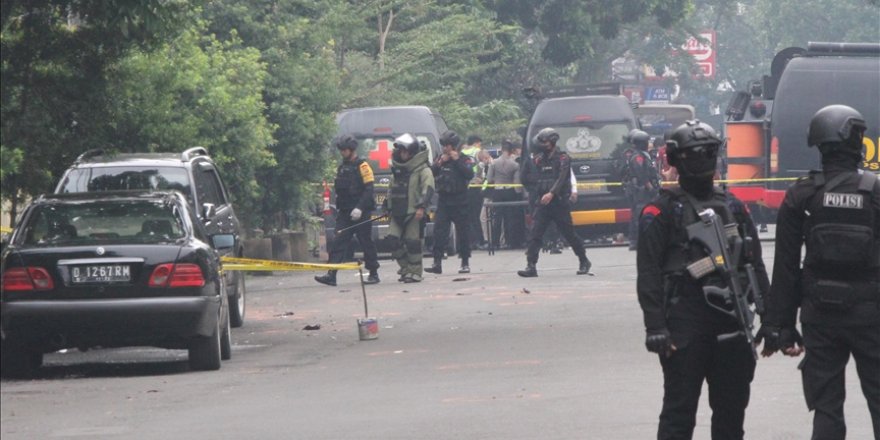 Endonezya'da polis karakoluna düzenlenen bombalı saldırıda 1 polis öldü