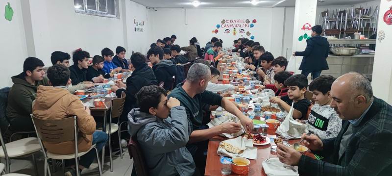 Batman Özgür-Der’den gençlere "Perşembe orucu ve iftar" programı düzenlendi