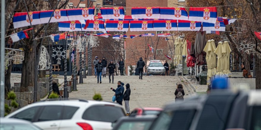 Sırplar Kosova'nın kuzeyinde yeni bir barikat kurdu