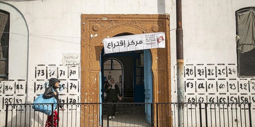 Tunus'ta seçim komedisine katılım yüzde 10'un altında kaldı