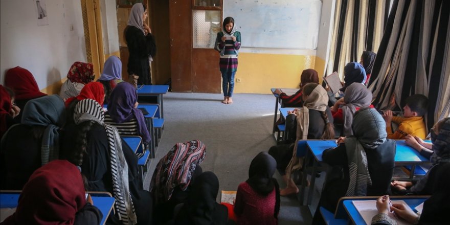 Afganistan'da kızların üniversitedeki eğitimlerine ara verildi