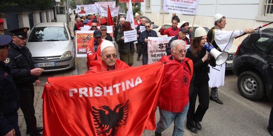 Arnavutluk’ta, Kosova’ya destek eylemi düzenlendi