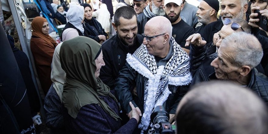 Siyonist İsrail hapishanelerinde 40 yıllık mahkumiyetini tamamlayan Filistinli tahliye edildi