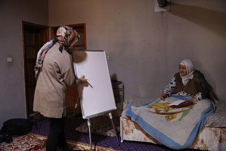 Rabia öğretmen yarıyıl tatilinde evleri dolaşarak kadınlara okuma yazma öğretiyor