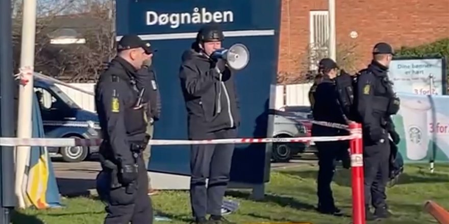 Provokatör Paludan Danimarka'da cami karşısında Kur'an-ı Kerim yaktı