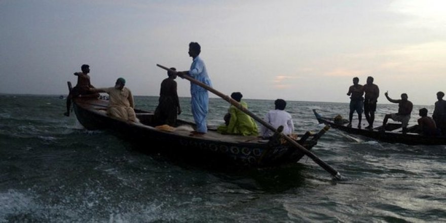Pakistan’da alabora olan teknede 10 çocuk öldü