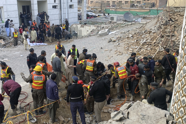 Pakistan'da camide patlama: 59 kişi hayatını kaybetti