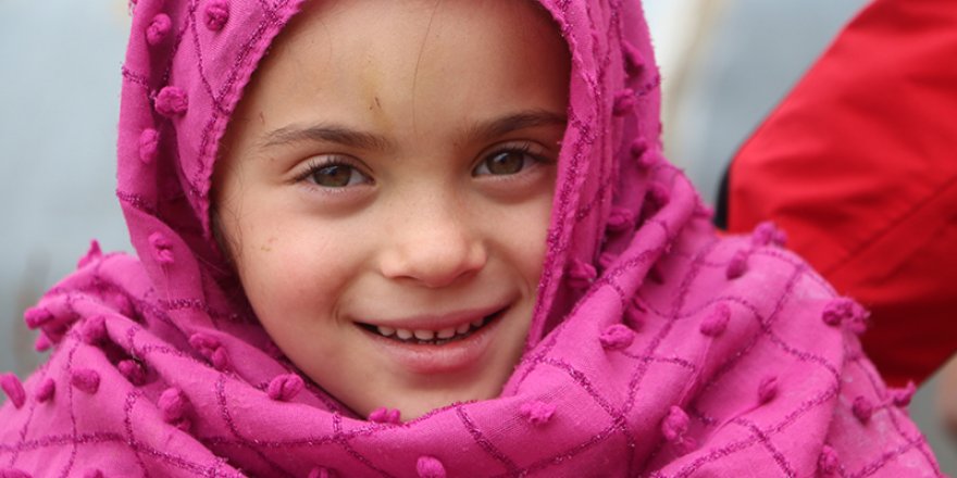Soğuktan üşüyen Suriyeli Lina'ya kış yardımı ulaştırıldı