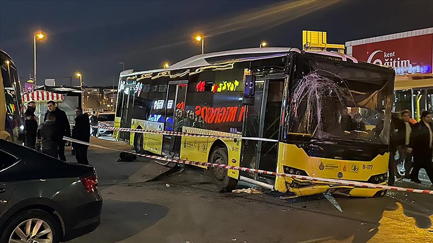 İETT otobüsü durakta bekleyenlere ve minibüse çarptı