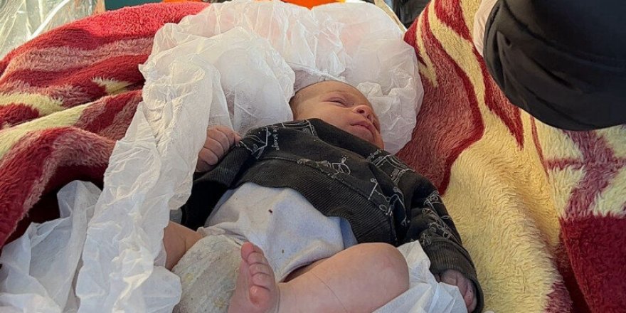 2 aylık bebek 29 saat sonra enkazdan sağ olarak çıkarıldı