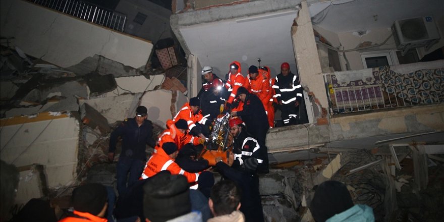 Hatay'da yıkılan binaların enkazından 1'i çocuk 4 kişi kurtarıldı