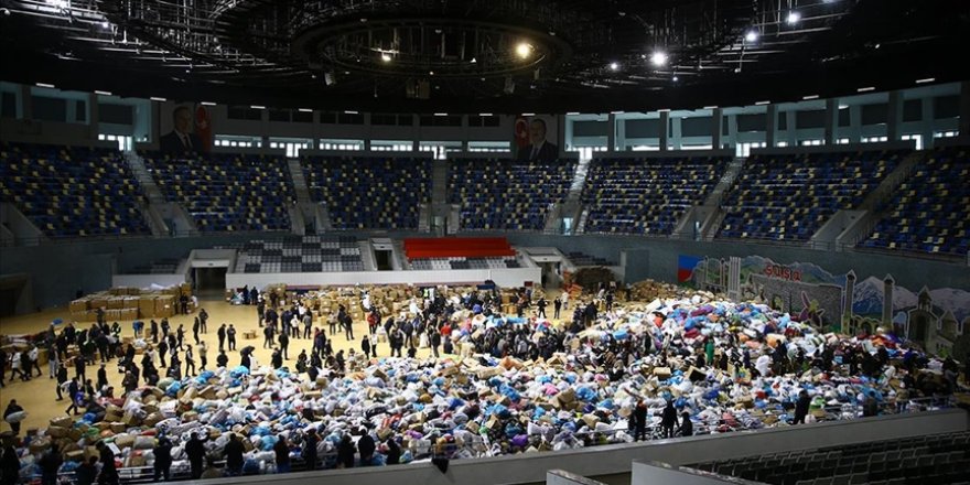Azerbaycan halkının Türkiye'ye yardım seferberliği sürüyor