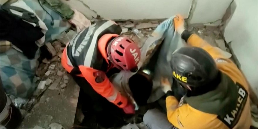 Hatay'da aynı aileden 3 çocuk depremden 80 saat sonra kurtarıldı