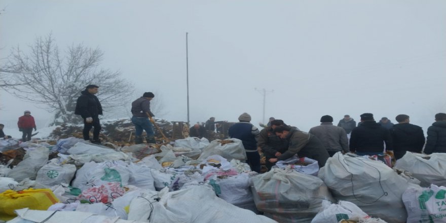 Düzceli köylülerden deprem bölgesine odun yardımı