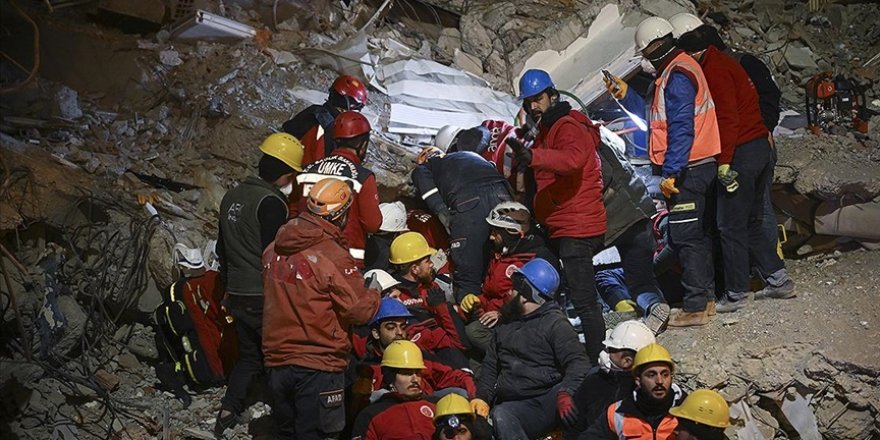 Bangladeşliler, Türkiye'deki depremzedelere yardım için seferber oldu
