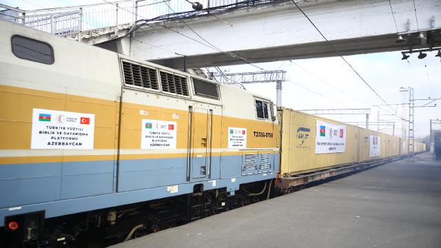 Azerbaycan'dan insani yardım malzemeleri taşıyan tren Türkiye'ye yola çıktı