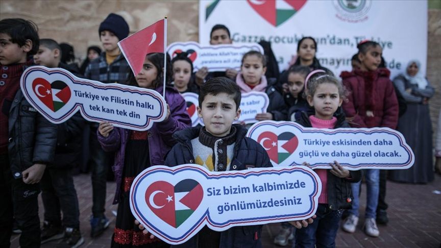 Gazzeli minik yüreklerden Türkiye ve Suriye'deki afetzedeler için dayanışma gösterisi