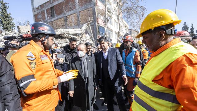Pakistan Başbakanı Şerif, depremden etkilenen illerden Adıyaman'ı ziyaret etti