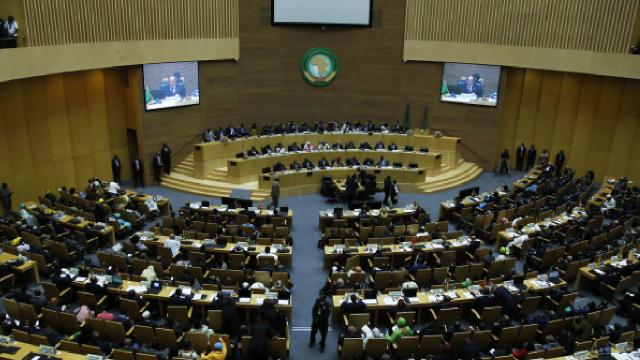 Siyonist diplomat, Afrika Birliği salonundan güvenlik görevlilerince çıkarıldı