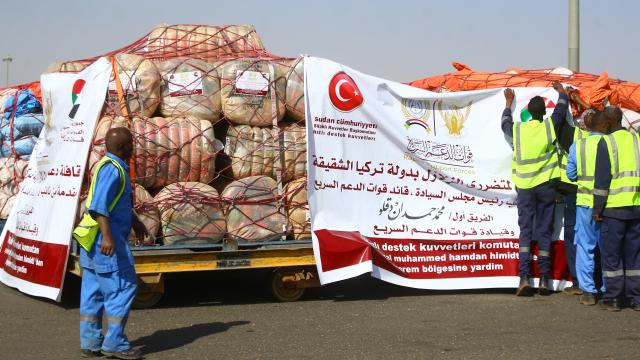 Sudan, Türkiye’deki depremzedelere 2 bin çadır gönderdi