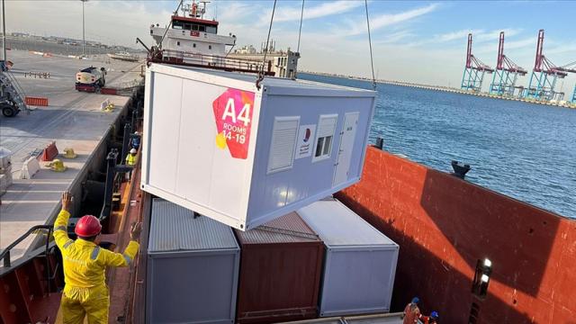 Katar depremzedeler için 1400 konteyner ev daha gönderiyor