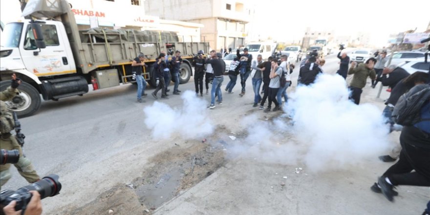 Siyonist yerleşimciler, Batı Şeria'da hasta taşıyan ambulansa saldırdı