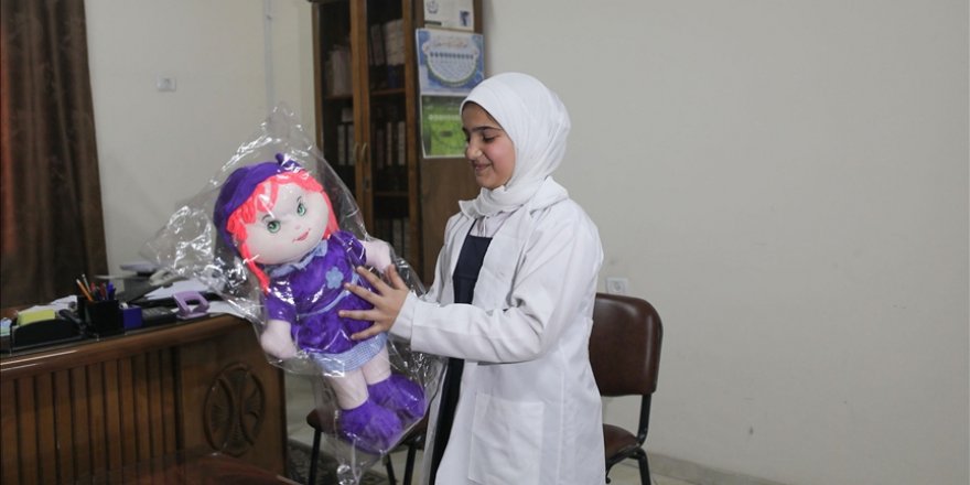 Filistinli kız çocuğu, harçlıklarıyla aldığı "oyuncak bebeği" depremze bir çocuğa gönderdi