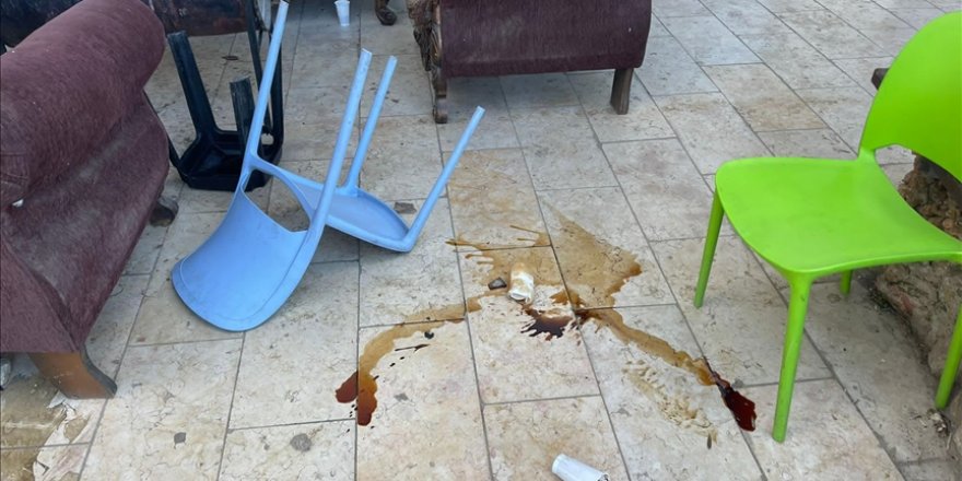 Siyonist yerleşimciler Filistinli aktivistin evine saldırdı, işgal güçleri izledi