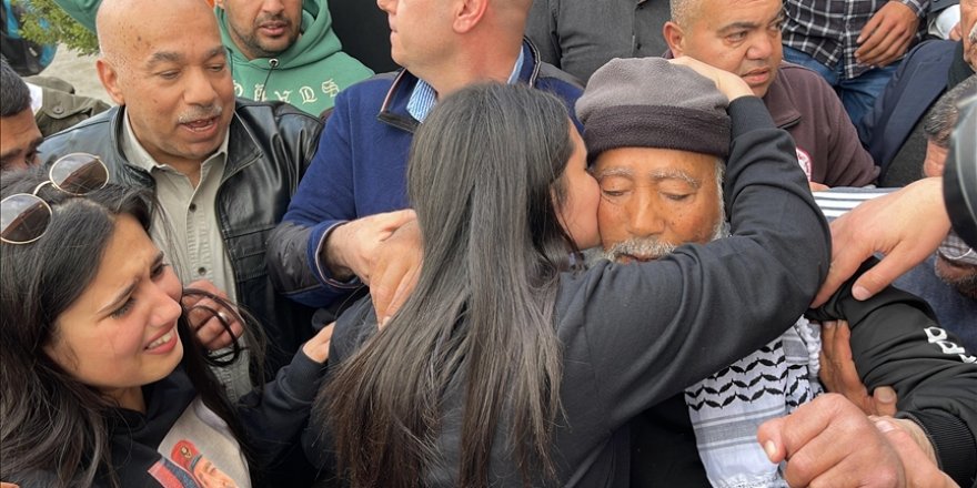 Siyonist zindanlardaki en yaşlı Filistinli tutuklu 17 yıl sonra özgürlüğüne kavuştu