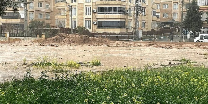 Şanlıurfa'da sağanak derelerin taşmasına neden oldu