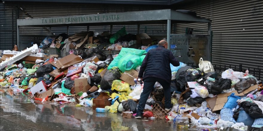 Kosova'da temizlik işçilerinin grevi nedeniyle sokaklar çöp yığınlarıyla doldu