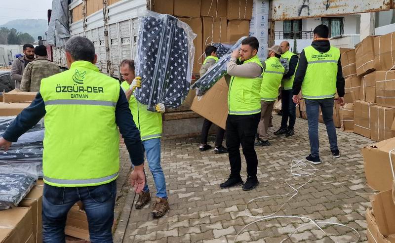 Özgür-Der ve İstanbul Ensarları deprem bölgesinde beşik dağıtımı yaptı