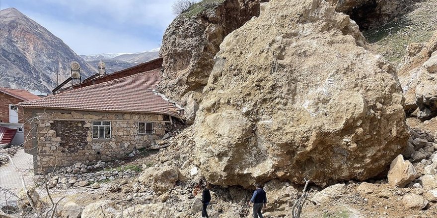 İncirli köyünde dağlardan kopan dev kayalar evlere ağır hasar verdi