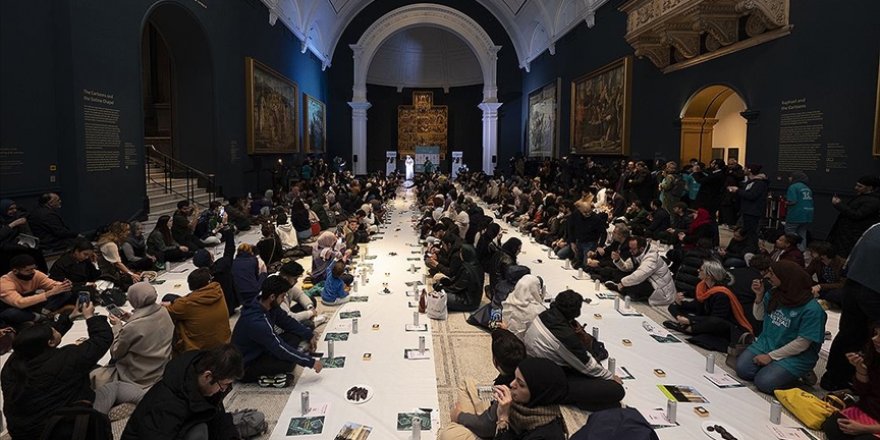 Londra'nın Victoria ve Albert Müzesi'nde toplu iftar programı düzenlendi
