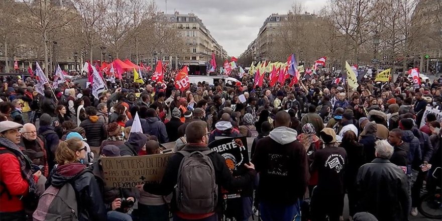 Paris'te hükümetin göç yasa tasarısına karşı gösteri