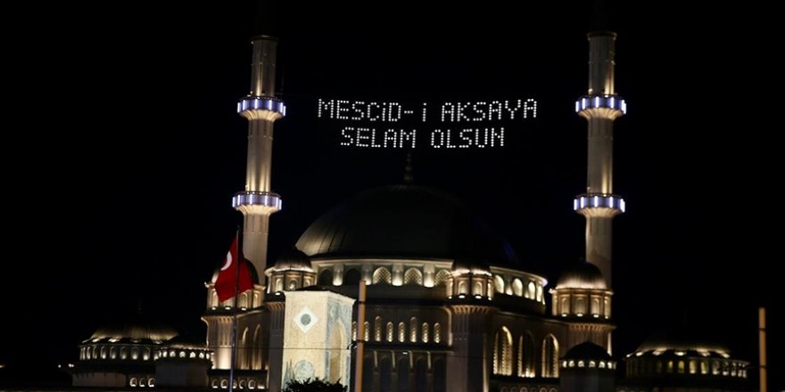 Taksim Camisi'ne ''Mescid-i Aksa'ya selam olsun'' mahyası asıldı