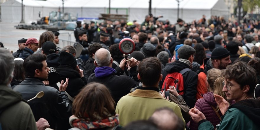 Fransa'da emeklilik reformu karşıtları tren garlarını bastı